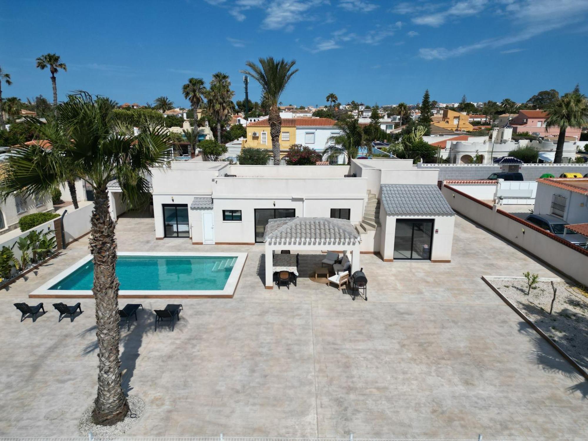 Pink Lagoon Villa Τορεβιέχα Εξωτερικό φωτογραφία