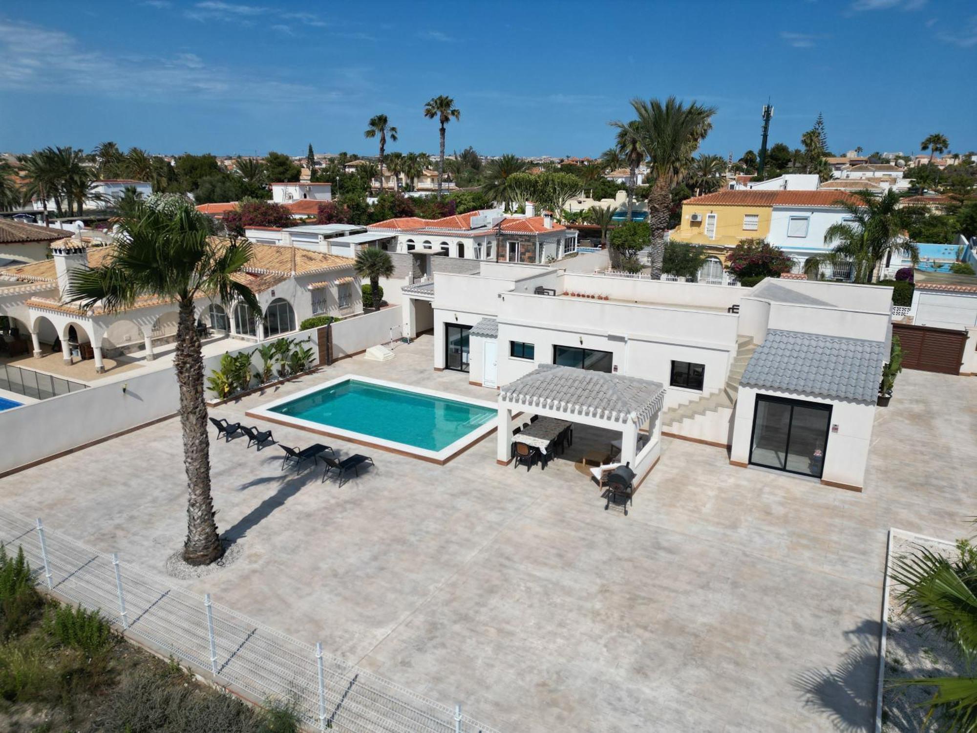 Pink Lagoon Villa Τορεβιέχα Εξωτερικό φωτογραφία